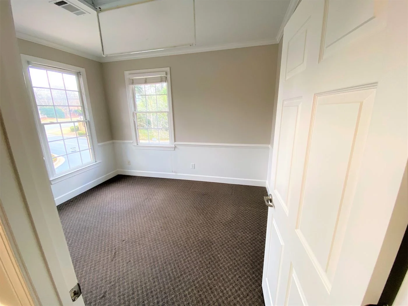 Photo-3 of 295 W Crossville Rd, Roswell, GA 30075