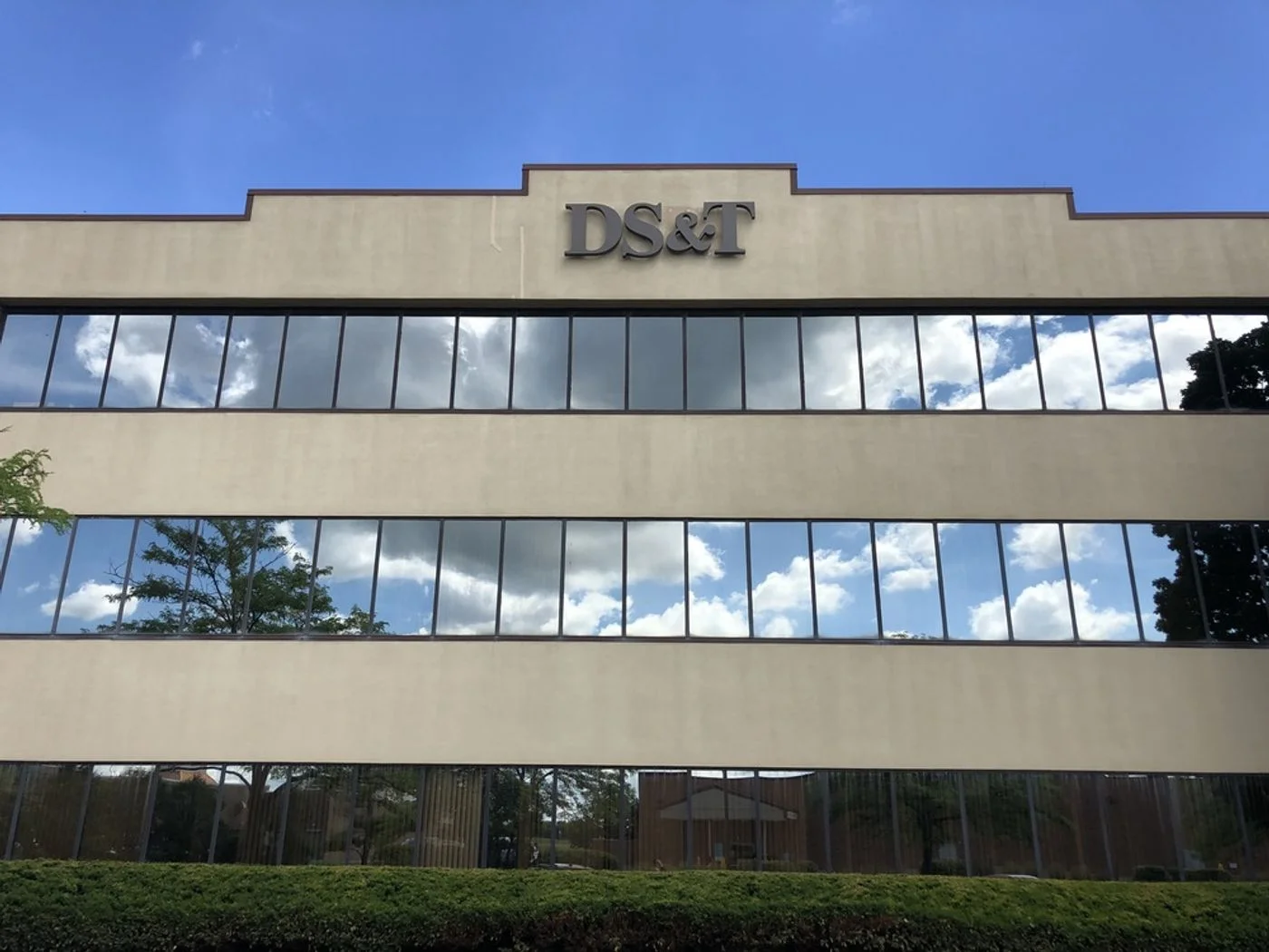 Photo 2 of 1512 Artaius Pkwy, Libertyville, IL 60048