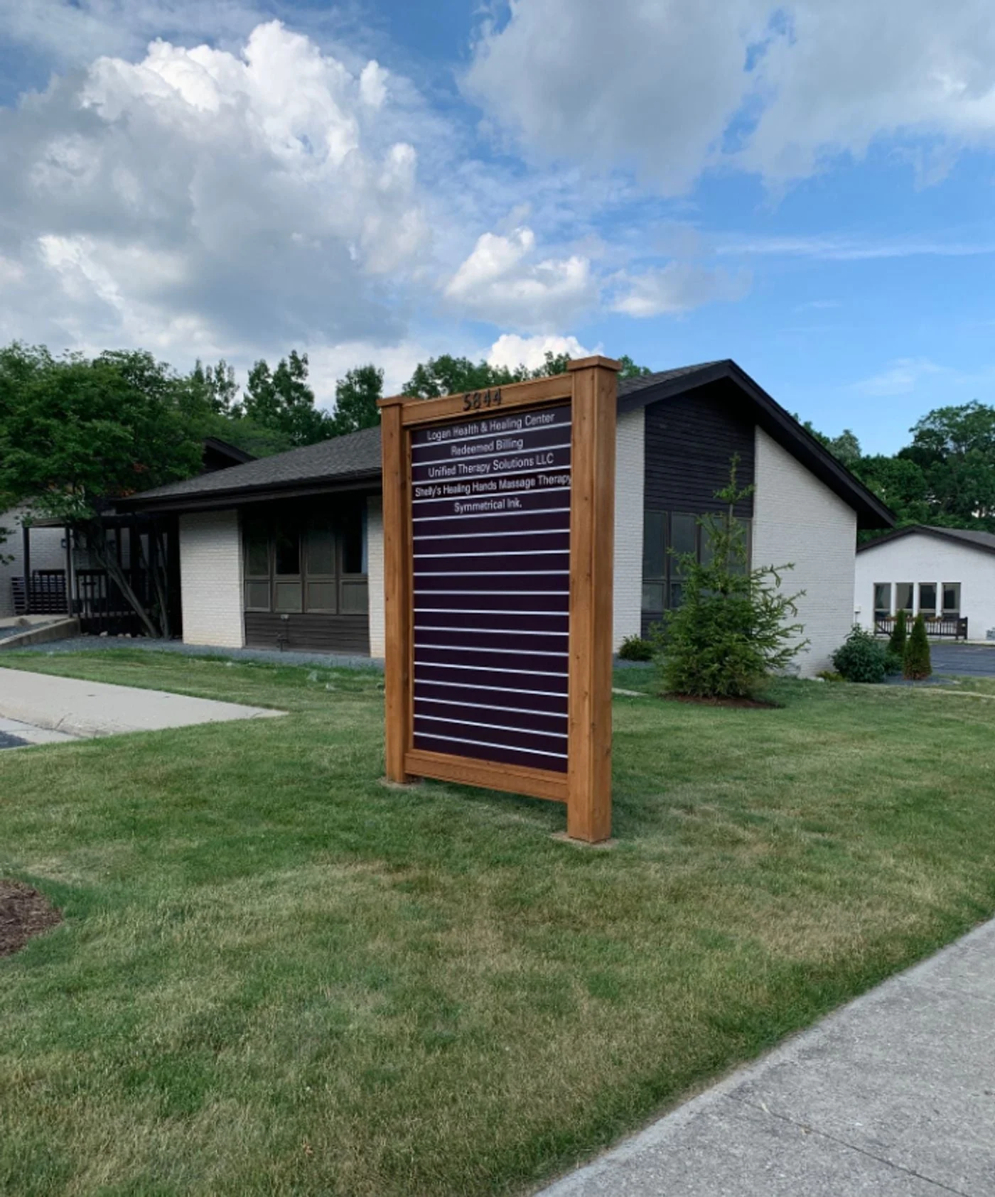 Photo 2 of 5702 Elaine Dr, Rockford, IL 61108