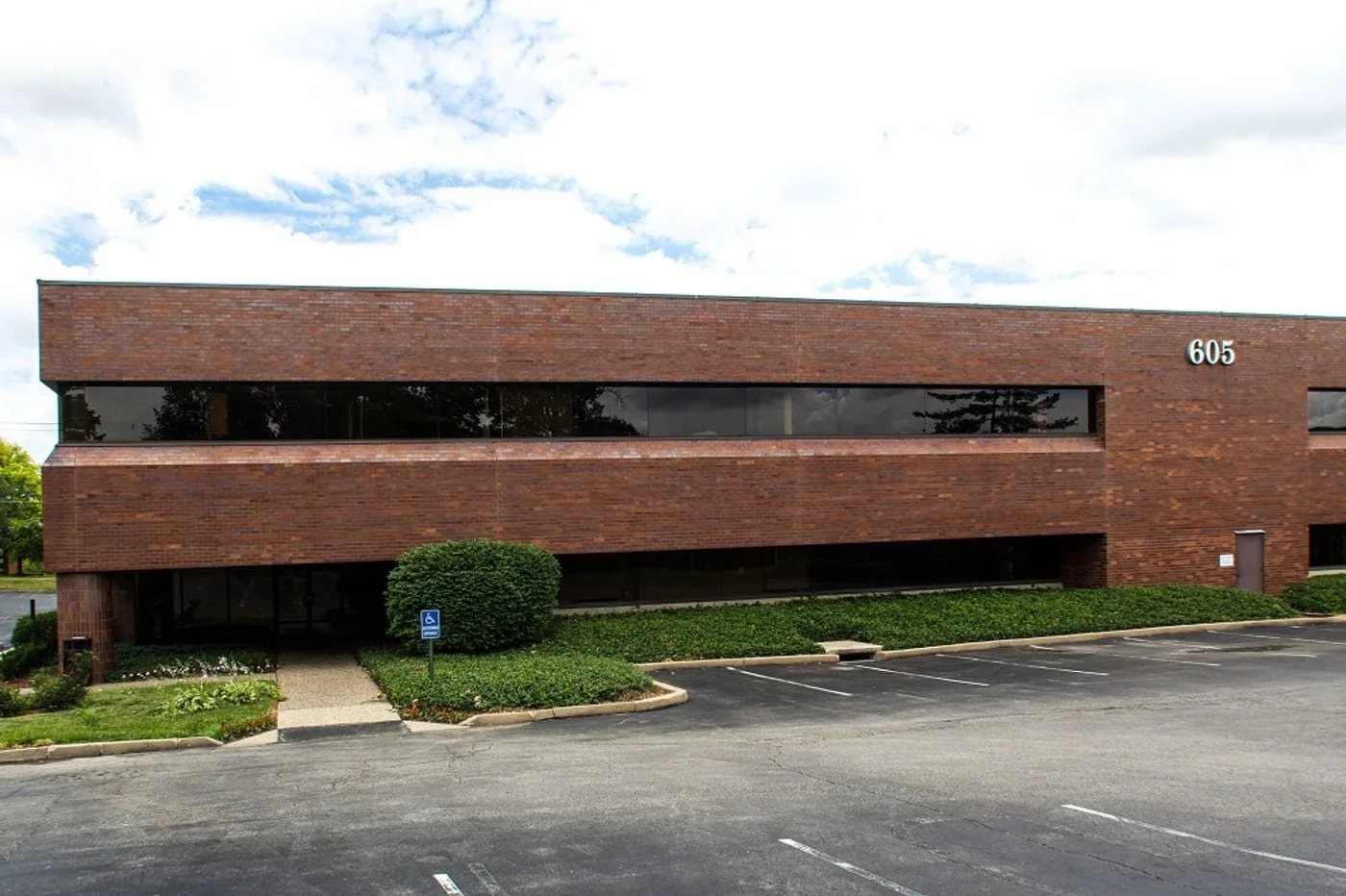 Photo 2 of 605 Old Ballas Rd, Creve Coeur, MO 63141