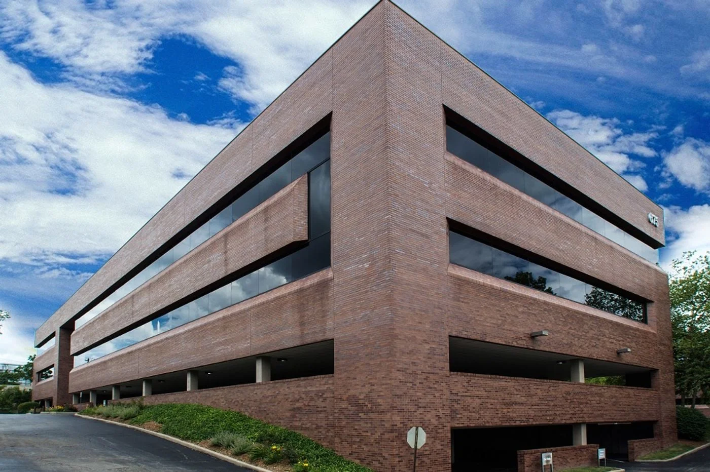 Photo 1 of 675 Old Ballas Rd, Creve Coeur, MO 63141