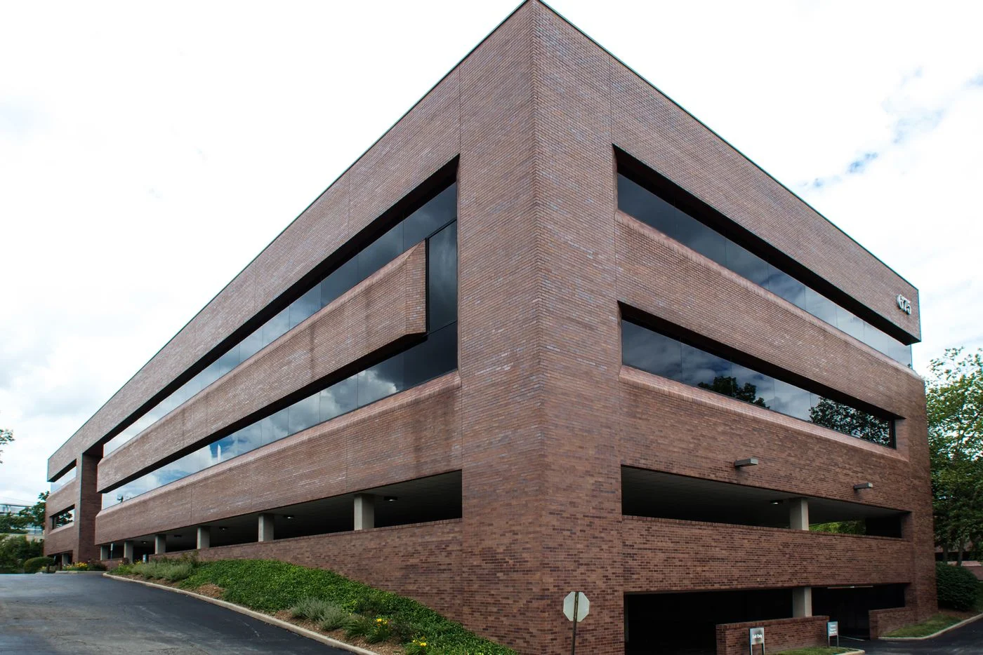 Photo 2 of 675 Old Ballas Rd, Creve Coeur, MO 63141