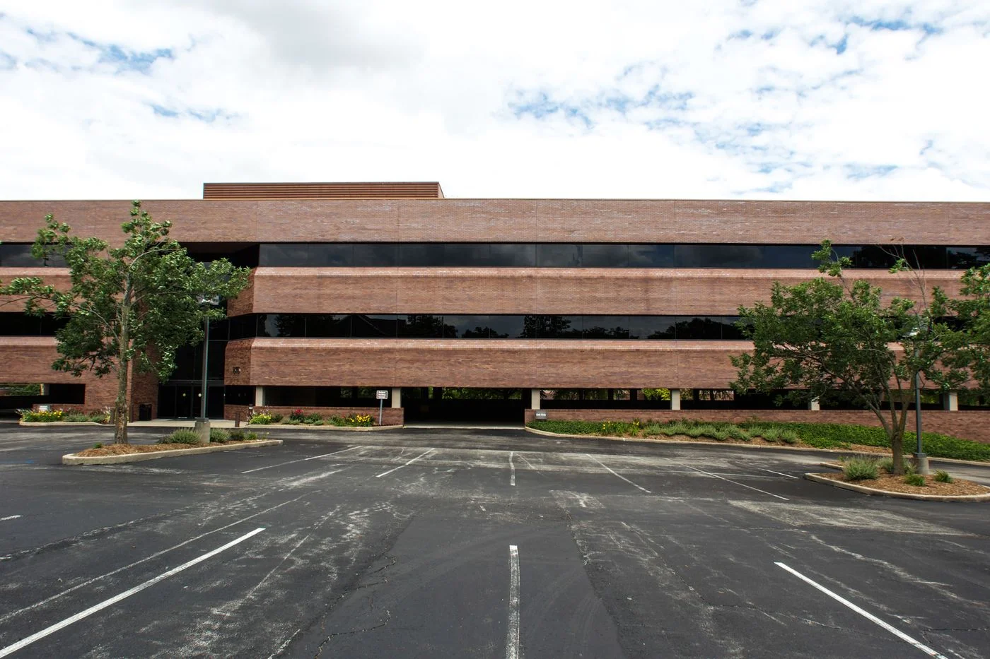 Photo 3 of 675 Old Ballas Rd, Creve Coeur, MO 63141