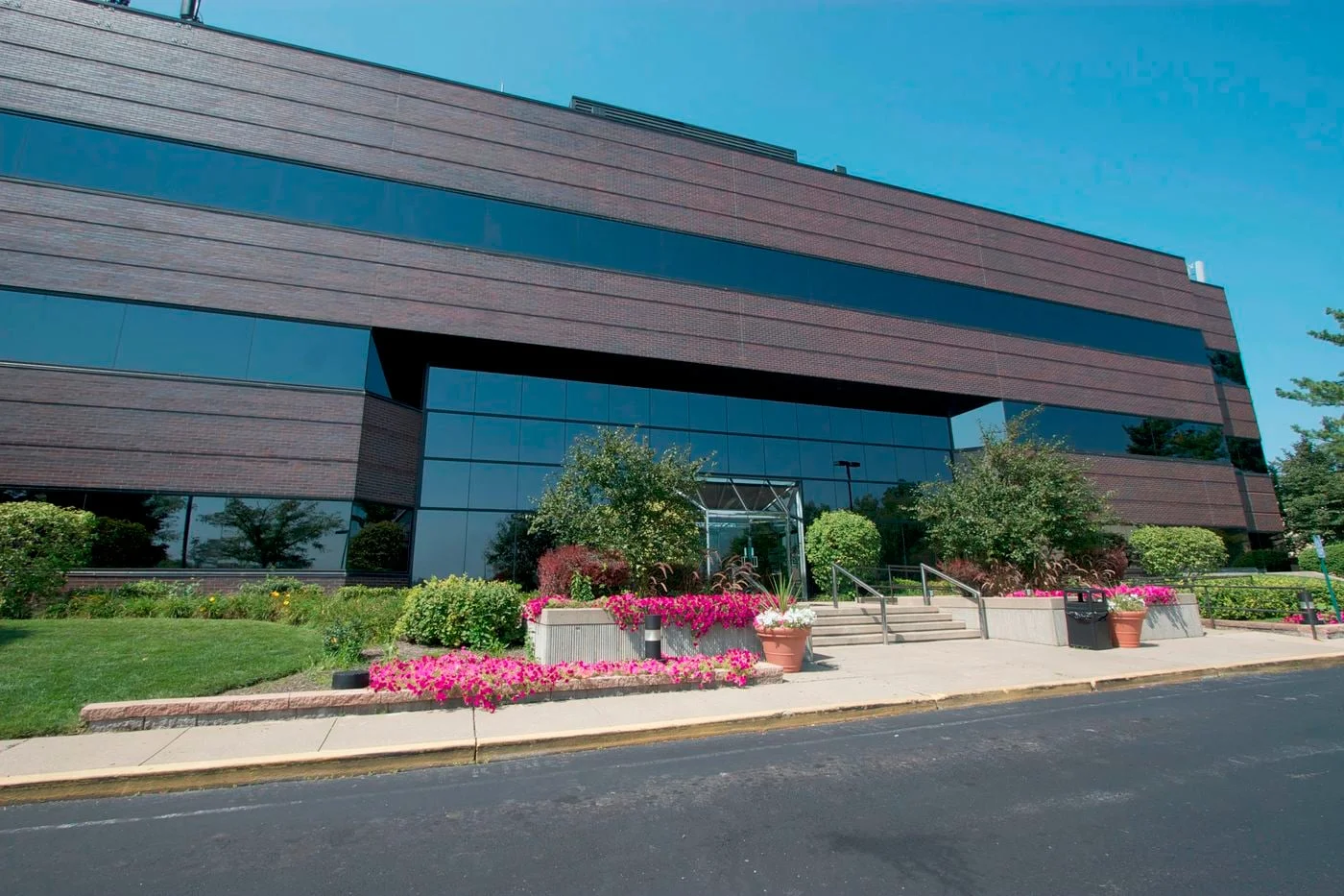 Photo 1 of 2458 Old Dorsett Rd, Maryland Heights, MO 63043