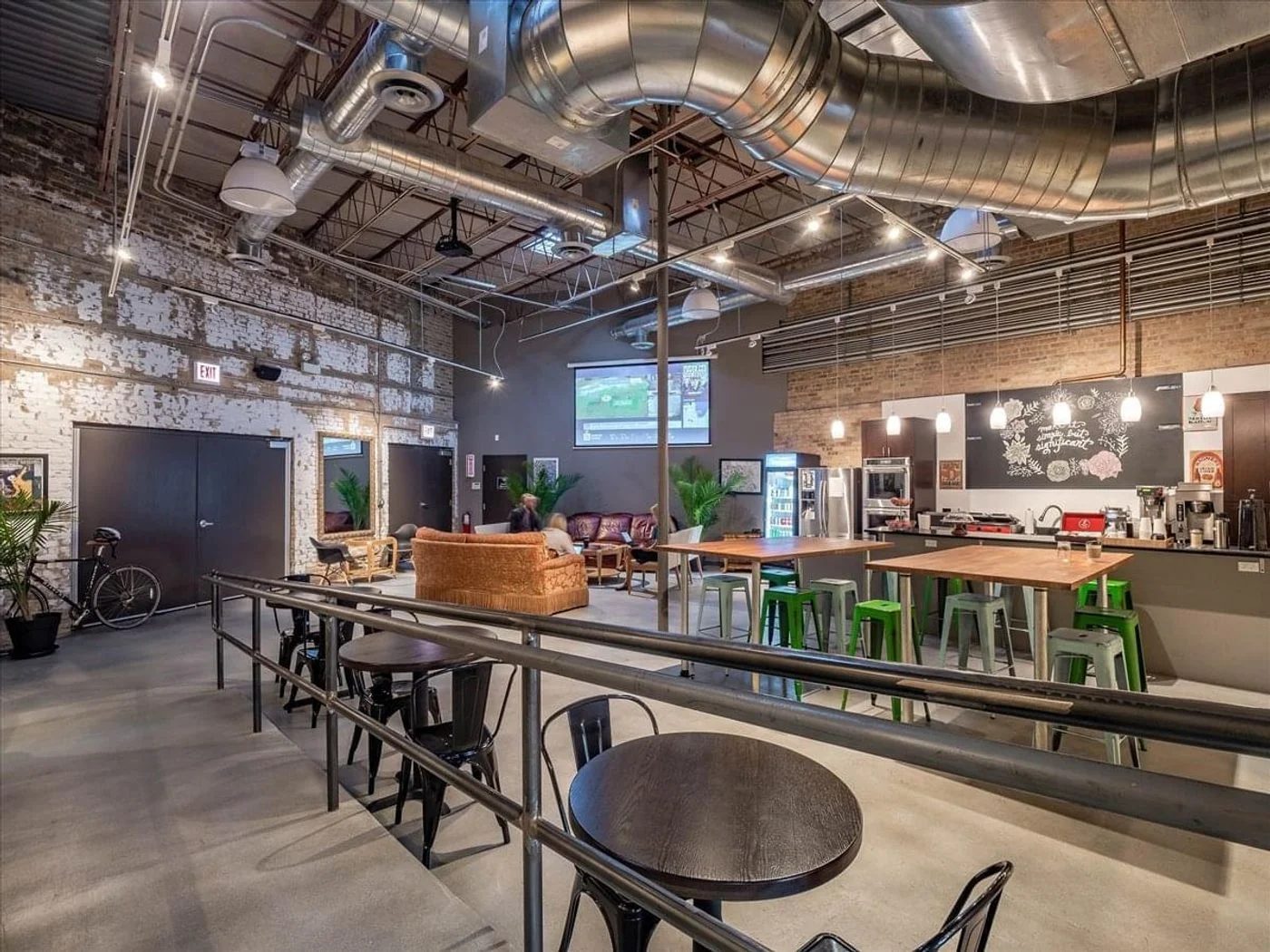 Photo 2 of 3033 N Clark St, Chicago, IL 60657