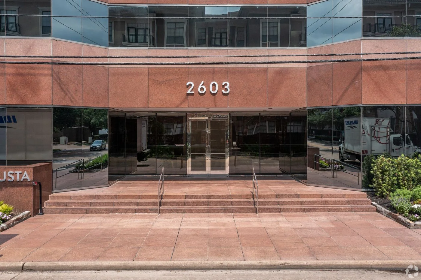 Photo 3 of 2603 Augusta Dr, Houston, TX 77057