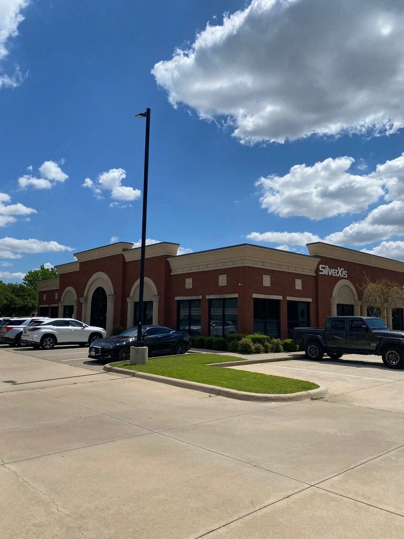 Photo 2 of 305 Cimarron Trl, Irving, TX 75063