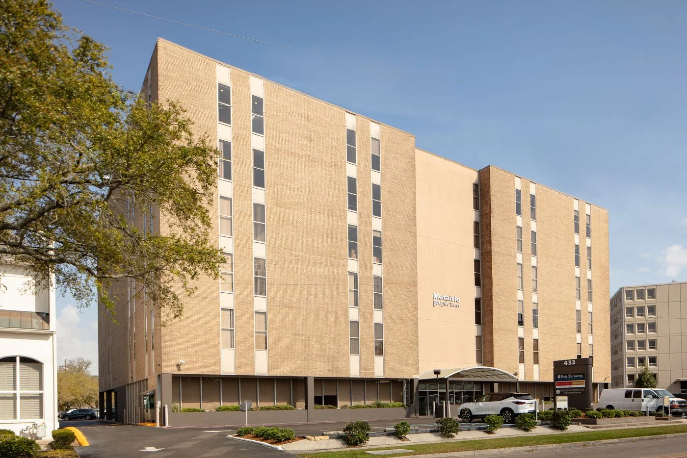 Photo 1 of 433 Metairie Rd, Metairie, LA 70005