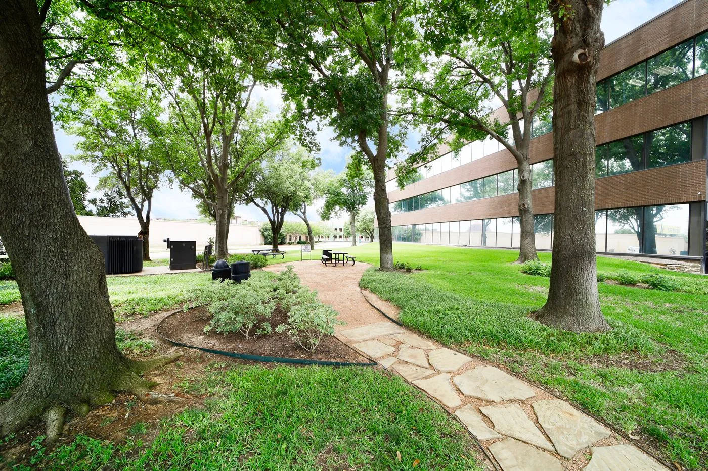 Photo 3 of 524 E Lamar Blvd, Arlington, TX 76011