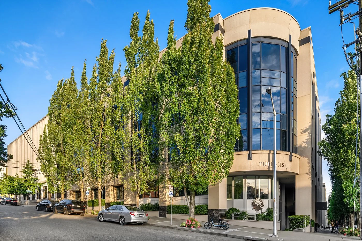 Photo 2 of 400 2nd Ave W, Seattle, WA 98119