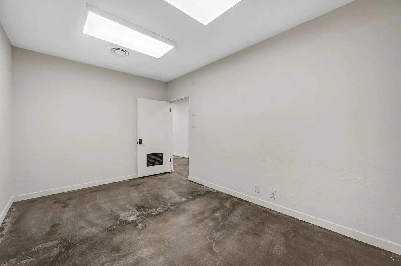 Photo 2 of 319 S 3rd St, Las Vegas, NV 89101