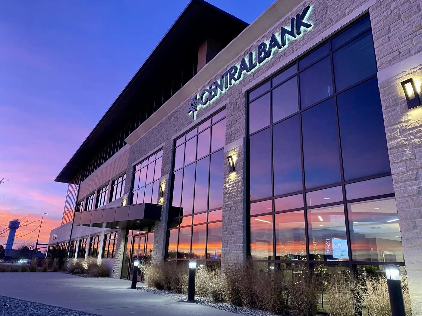 Photo 1 of 400 Gold Cir, Dakota Dunes, SD 57049