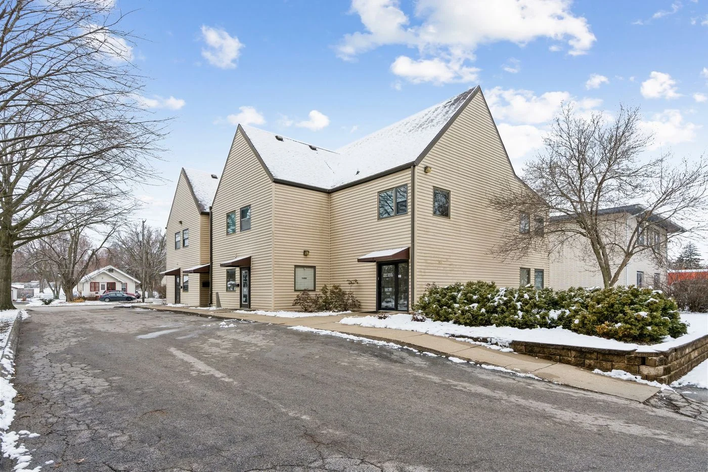 Photo 3 of 4919 Douglas Ave, Des Moines, IA 50310