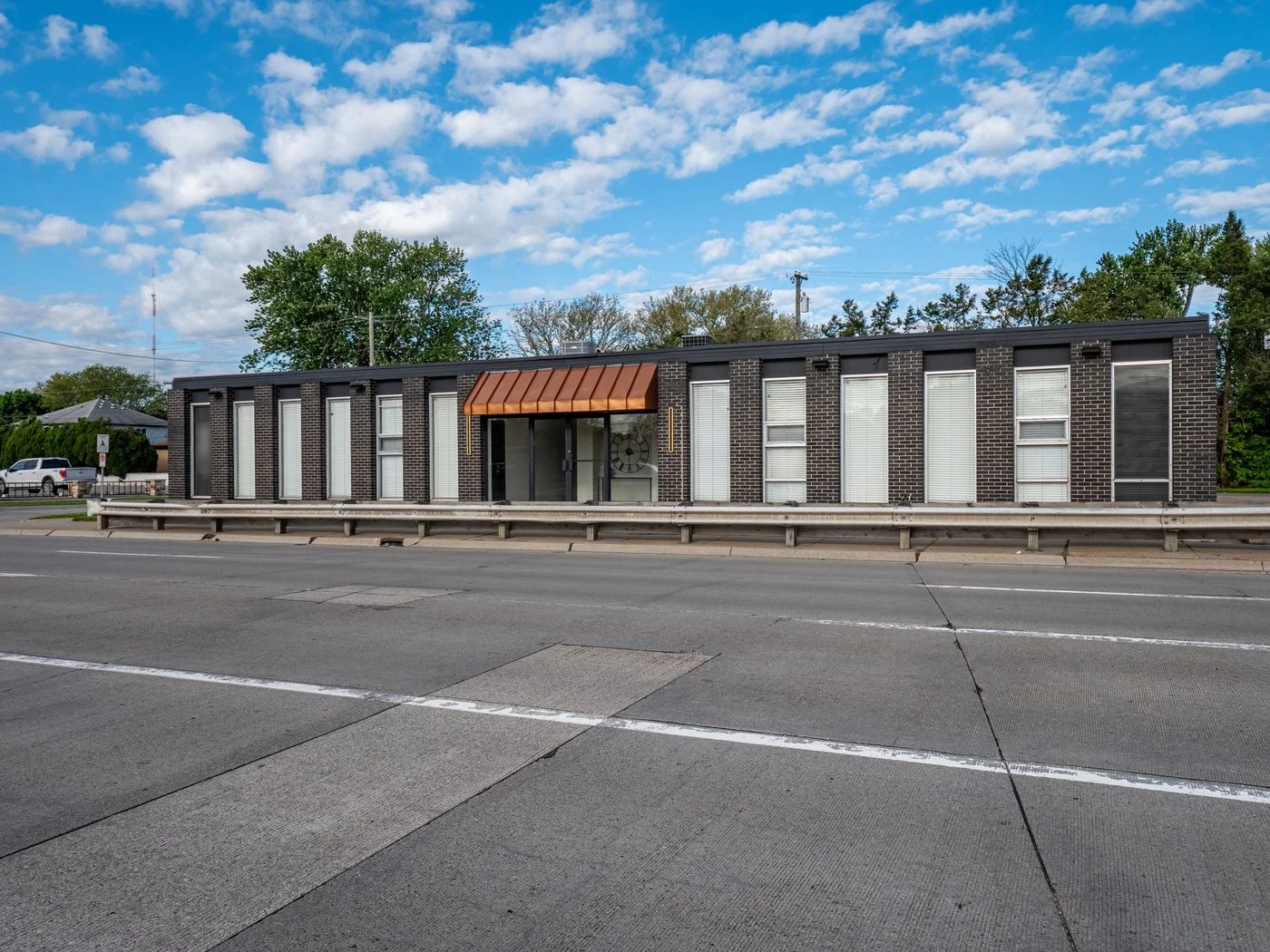 Photo 3 of 24725 Greenfield Rd, Southfield, MI 48075