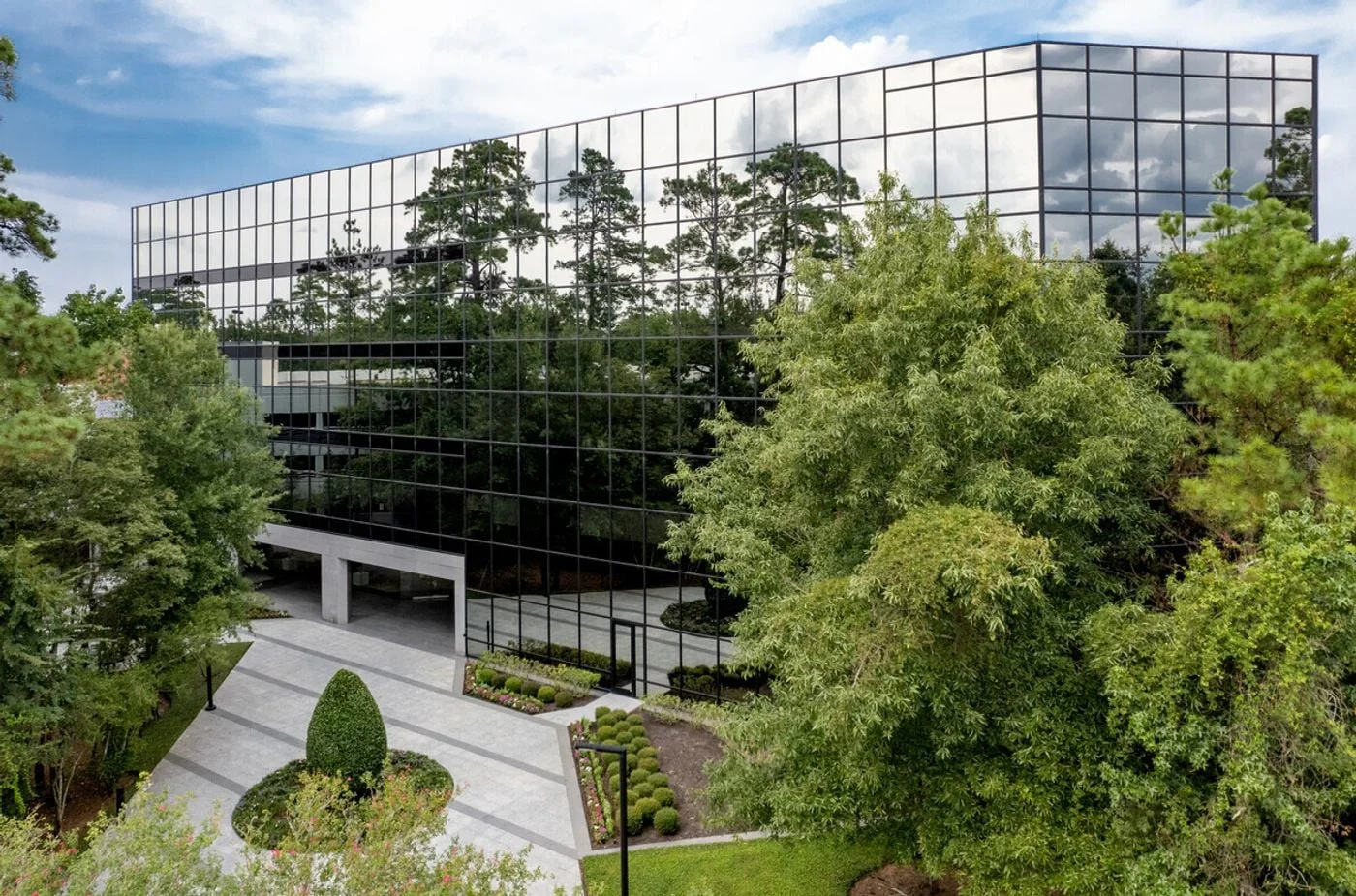 Photo 1 of 10077 Grogans Mill Rd, The Woodlands, TX 77380