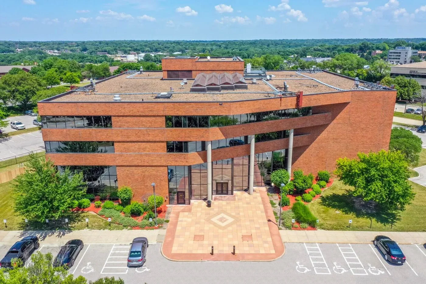 Photo 2 of 2700 Westown Pkwy, West Des Moines, IA 50266