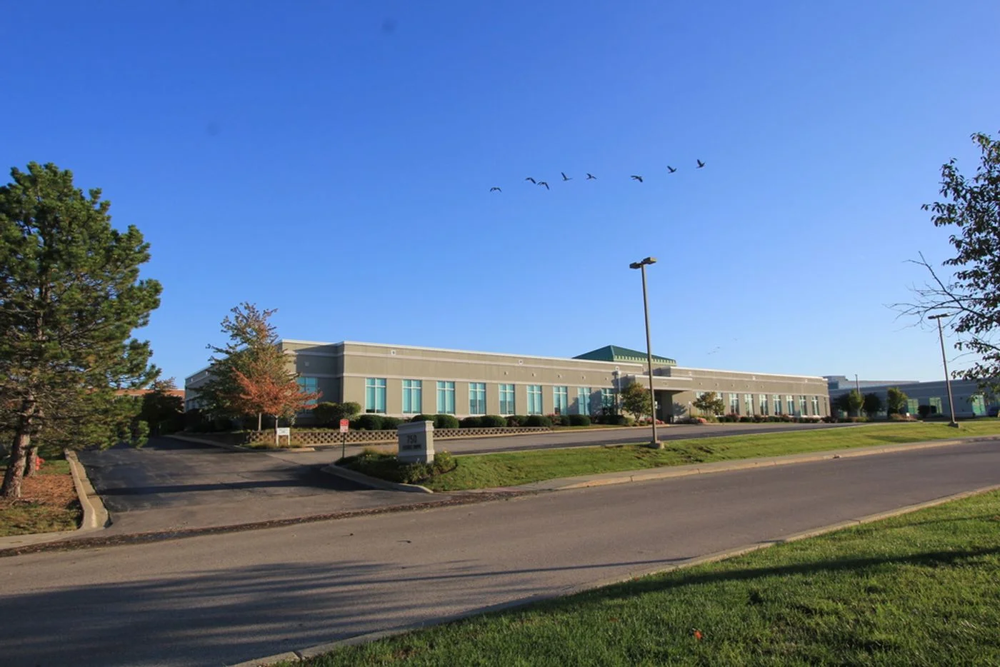 Photo 2 of 750 Estate Dr, Deerfield, IL 60015