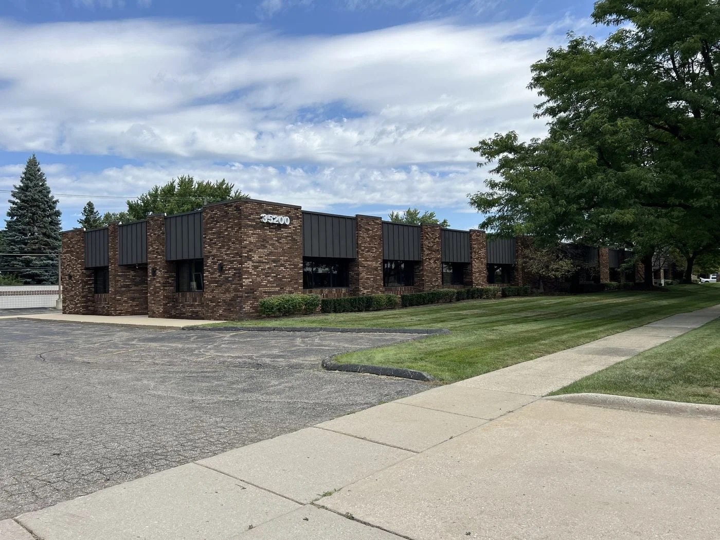 Photo 2 of 35200 Schoolcraft Rd, Livonia, MI 48150