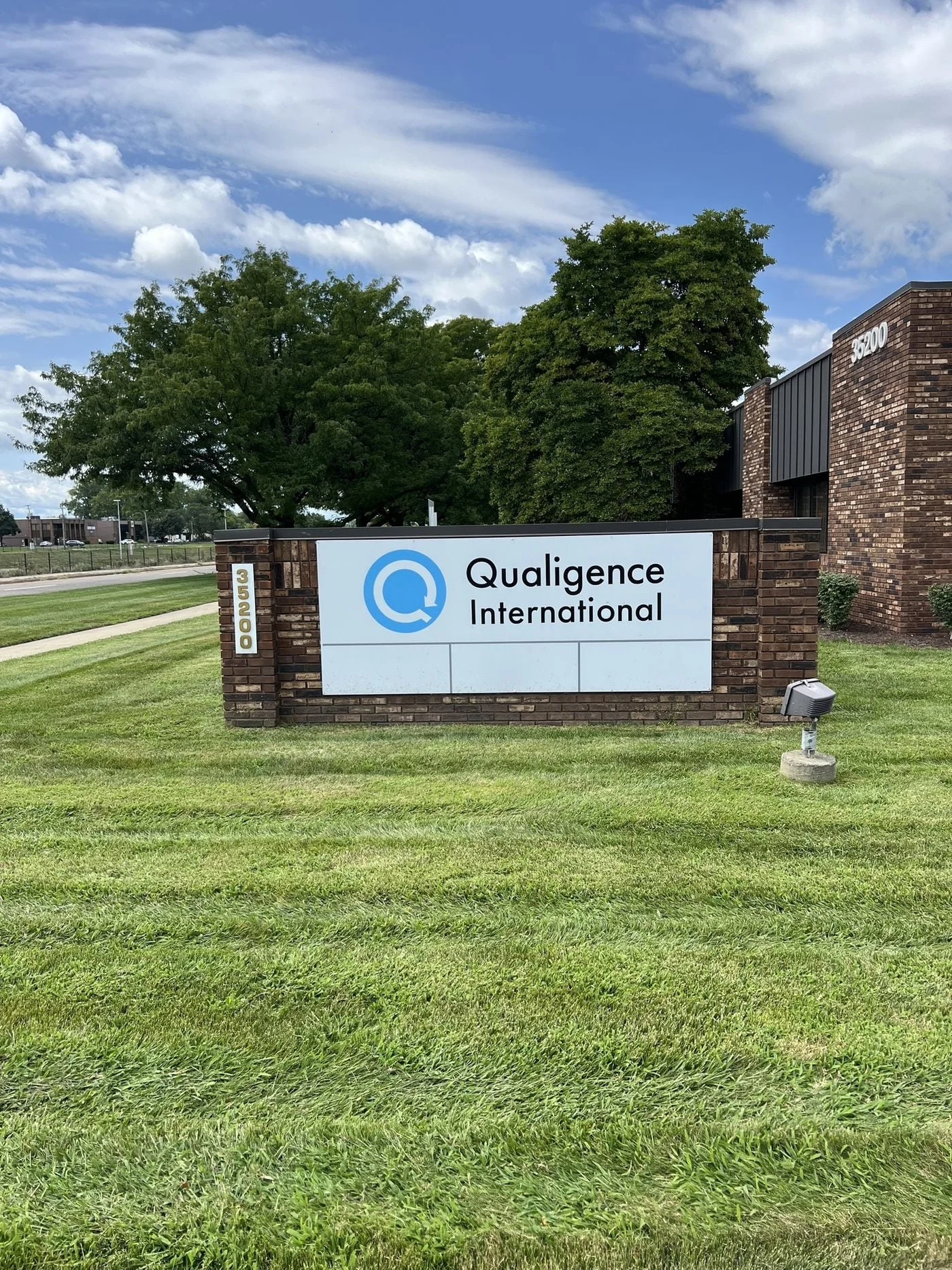 Photo 3 of 35200 Schoolcraft Rd, Livonia, MI 48150