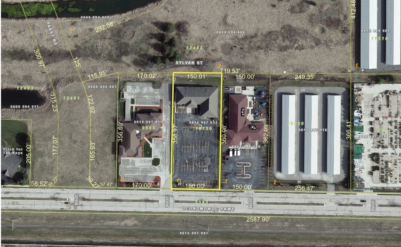 Photo 2 of 1040 Oconomowoc Pkwy, Oconomowoc, WI 53066