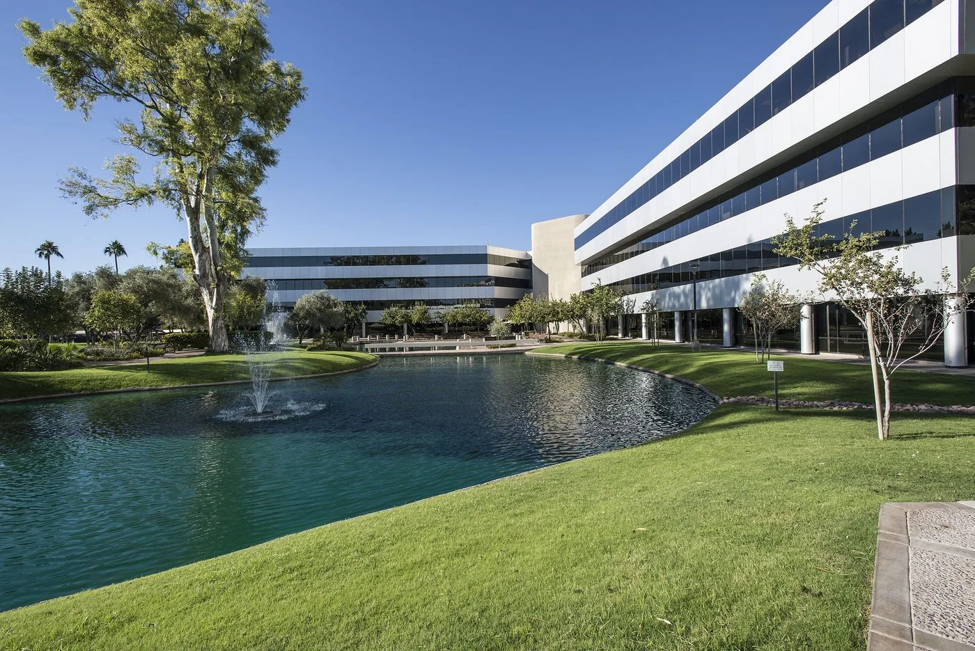 Photo 1 of 2111 E Highland Ave, Phoenix, AZ 85016