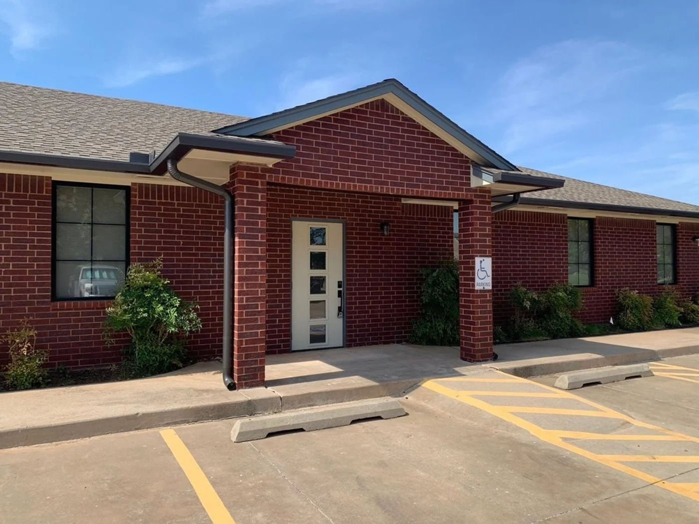 Photo 2 of 10401 Greenbriar Pkwy, Oklahoma City, OK 73159