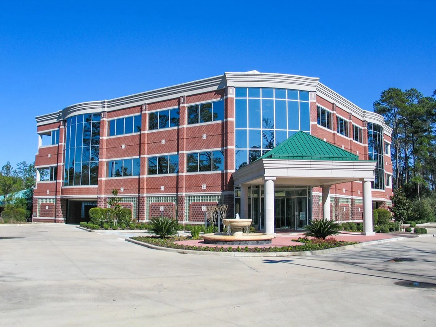 Photo 3 of 9400 Grogans Mill Rd, The Woodlands, TX 77380