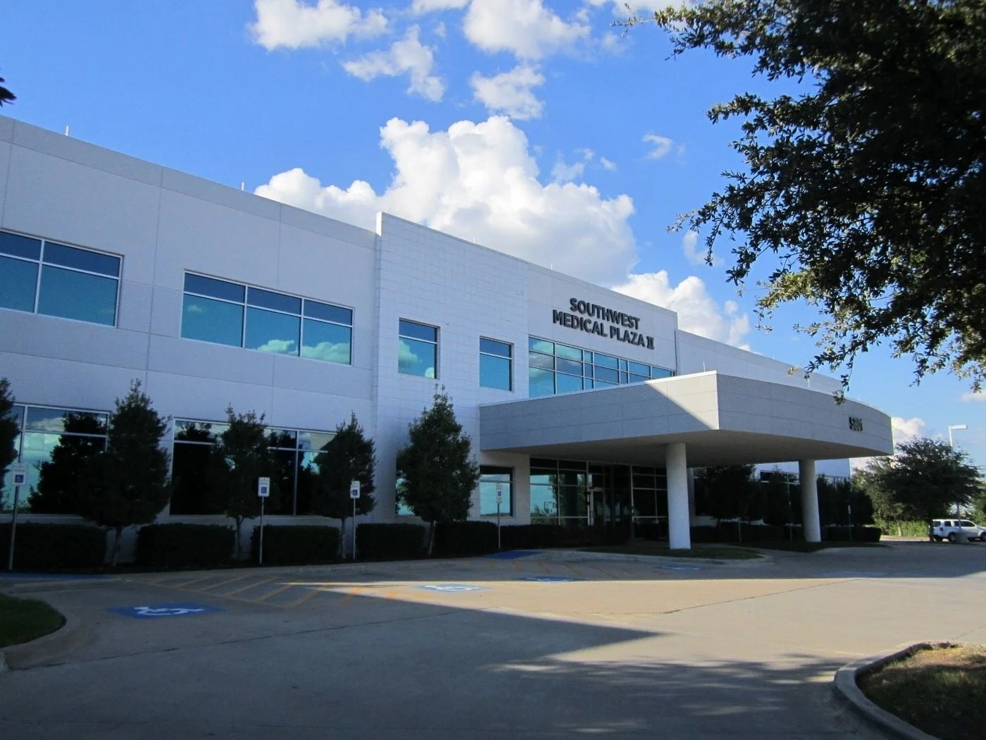 Photo 2 of 5801 Oakbend Trl, Fort Worth, TX 76132