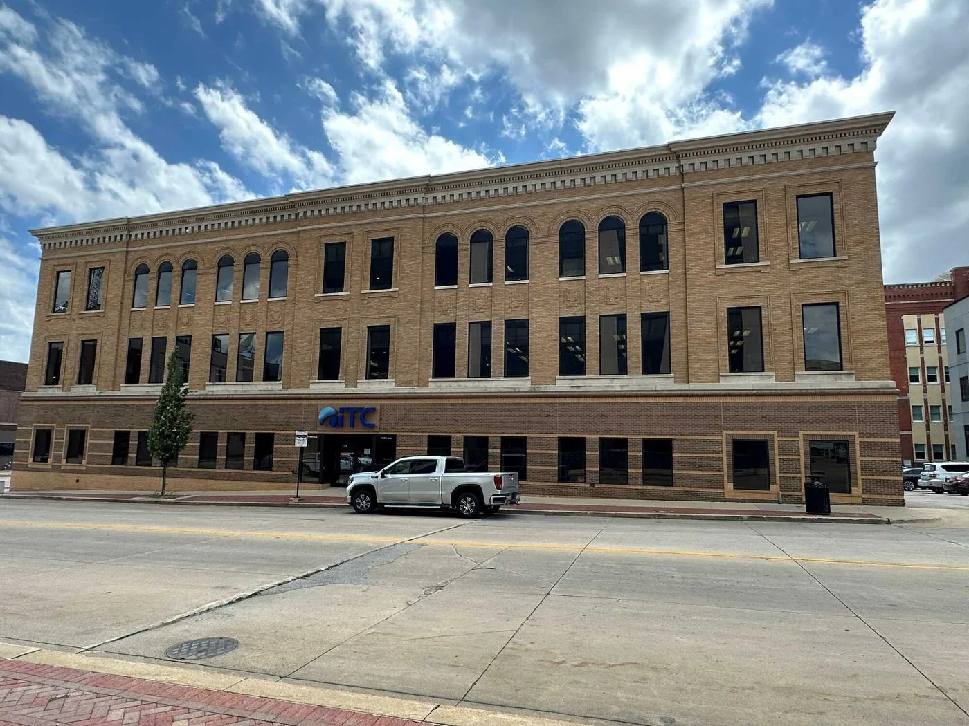 Photo 1 of 123 5th St SE, Cedar Rapids, IA 52401