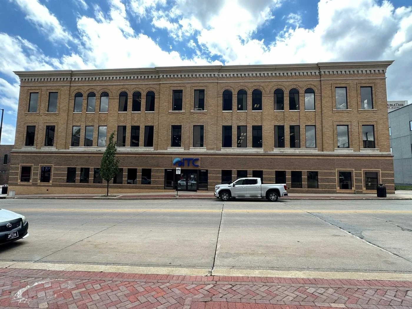 Photo 2 of 123 5th St SE, Cedar Rapids, IA 52401