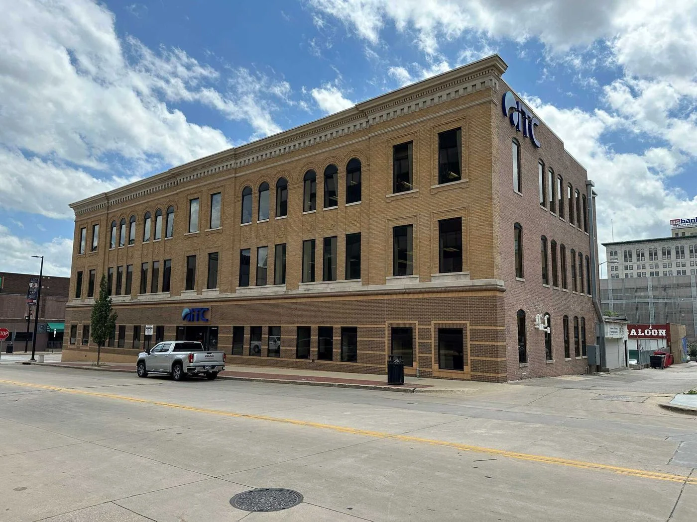 Photo 3 of 123 5th St SE, Cedar Rapids, IA 52401