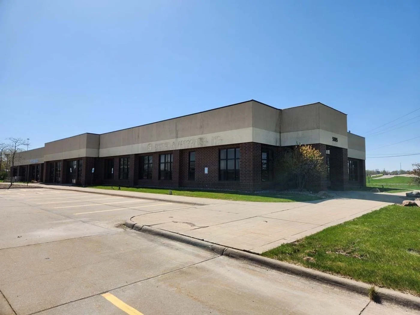 Photo 2 of 5005 Bowling St SW, Cedar Rapids, IA 52404