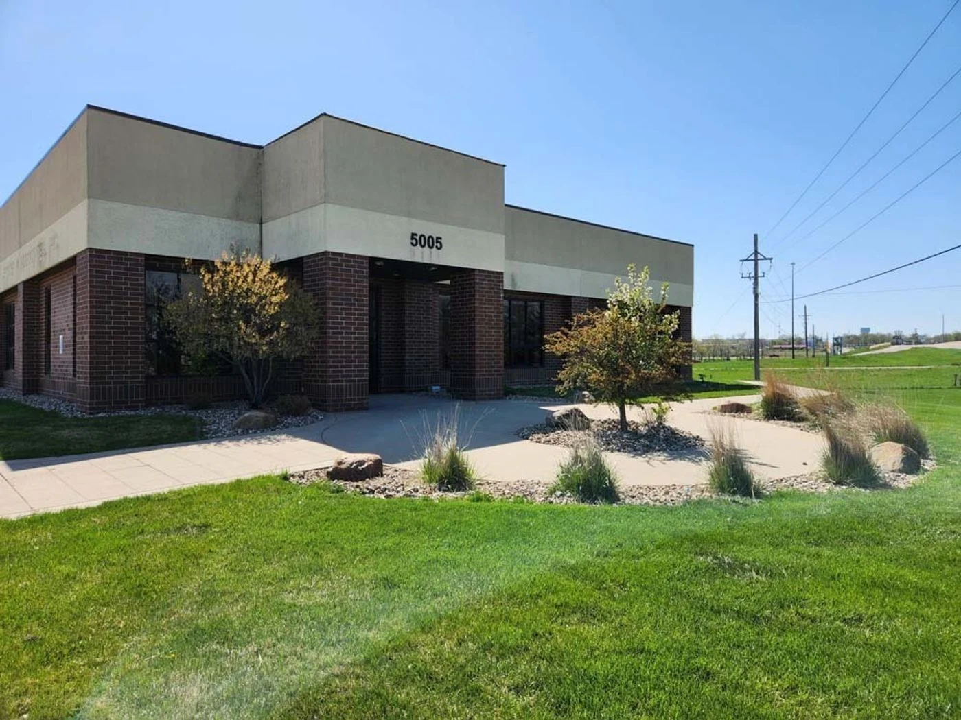 Photo 3 of 5005 Bowling St SW, Cedar Rapids, IA 52404