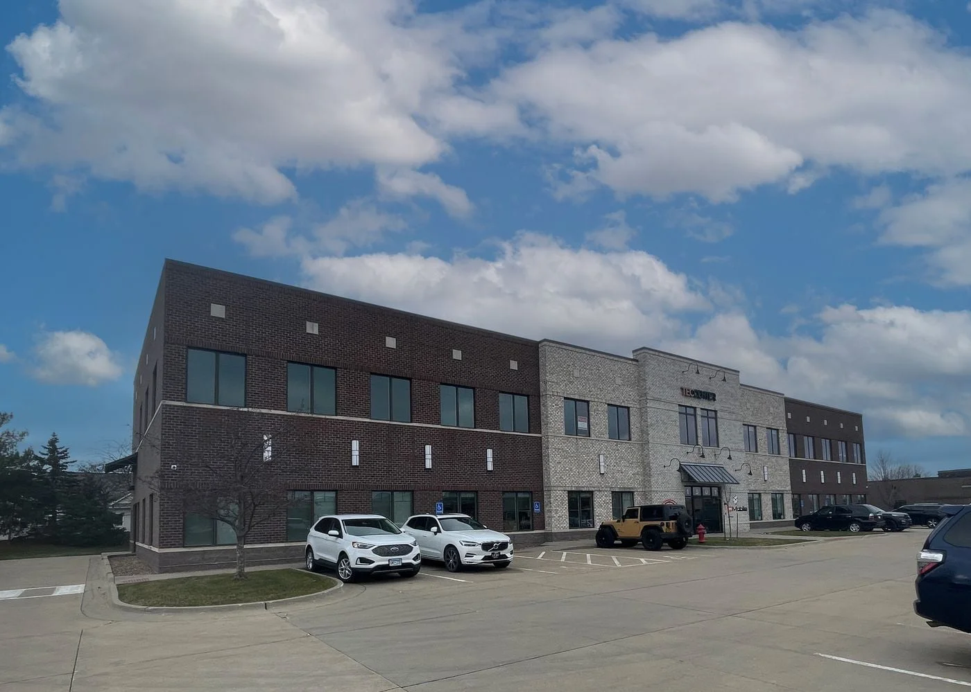 Photo 1 of 1501 Boyson Square Dr, Hiawatha, IA 52233