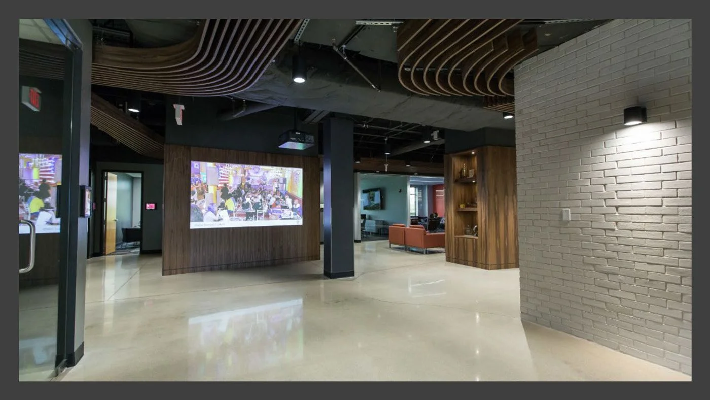 Photo 3 of 5000 S Towne Dr, New Berlin, WI 53151