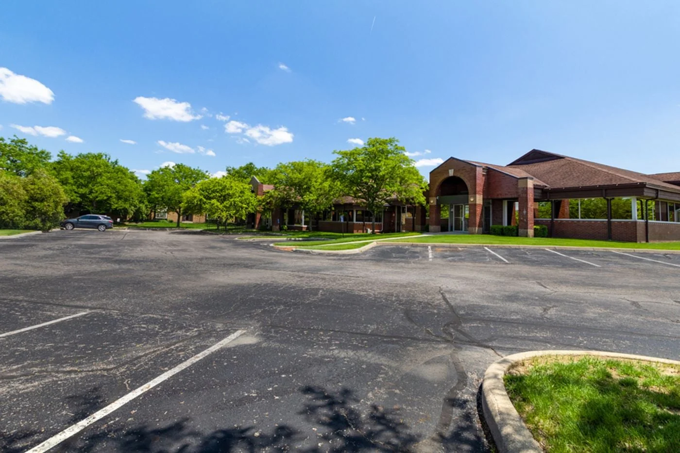 Photo 2 of 4830 Knightsbridge Blvd, Columbus, OH 43214