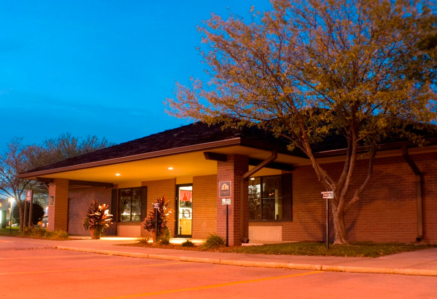 Photo 2 of 1055 Jordan Creek Pkwy, West Des Moines, IA 50266