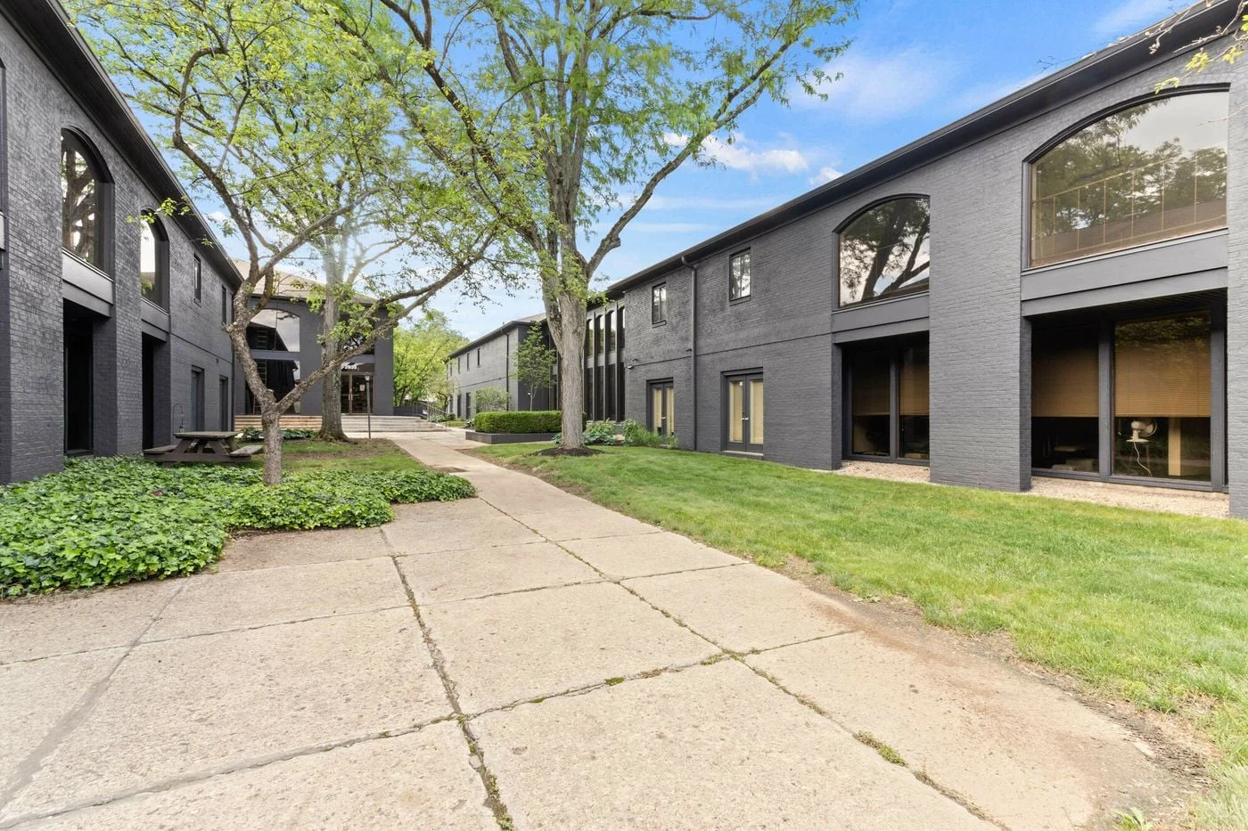 Photo 2 of 2939 Kenny Rd, Columbus, OH 43221