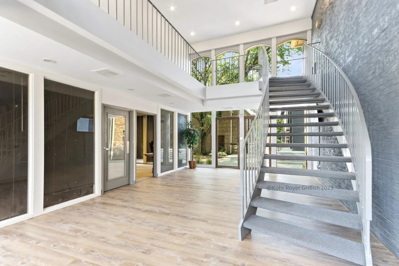 Photo 3 of 2939 Kenny Rd, Columbus, OH 43221