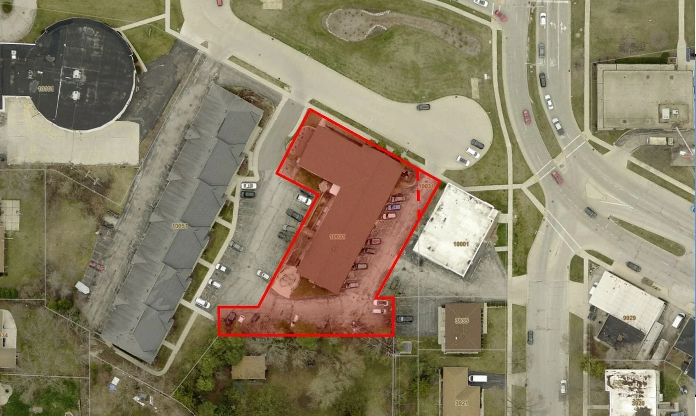 Photo 3 of 10045 W Lisbon Ave, Wauwatosa, WI 53222