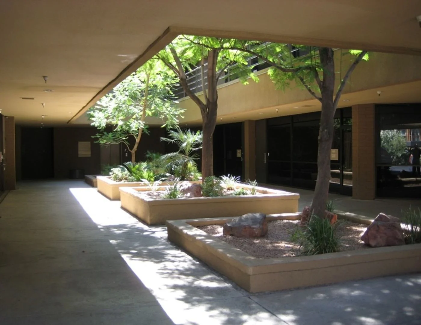 Photo 2 of 2150 E Highland Ave, Phoenix, AZ 85016