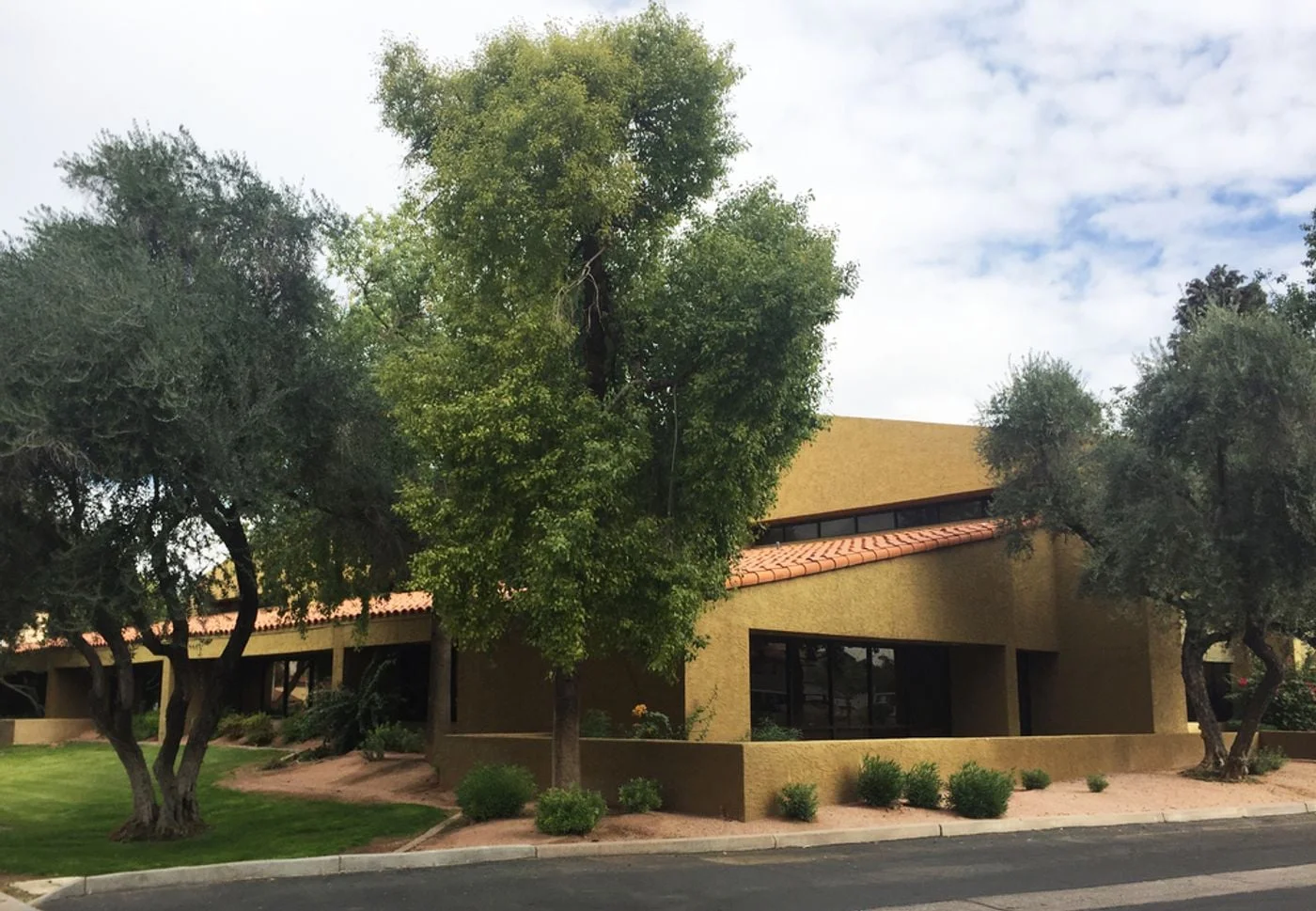 Photo 2 of 4801 S Lakeshore Dr, Tempe, AZ 85282