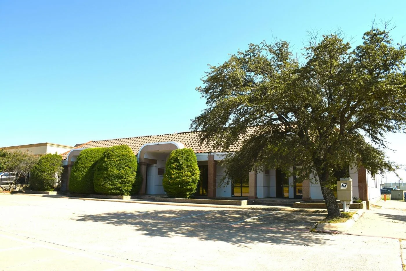 Photo 1 of 643 S Great Southwest Pkwy, Grand Prairie, TX 75051