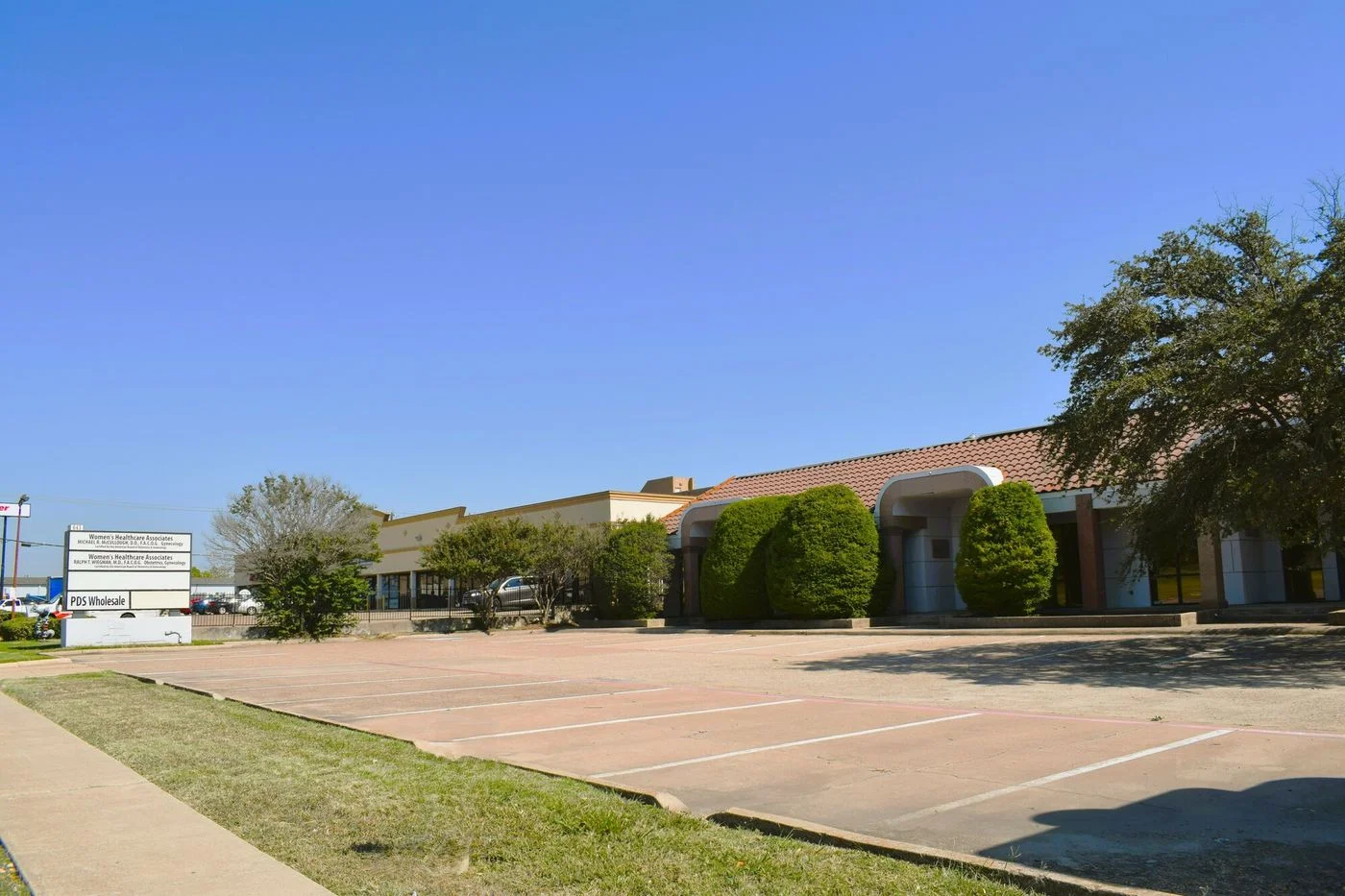 Photo 2 of 643 S Great Southwest Pkwy, Grand Prairie, TX 75051