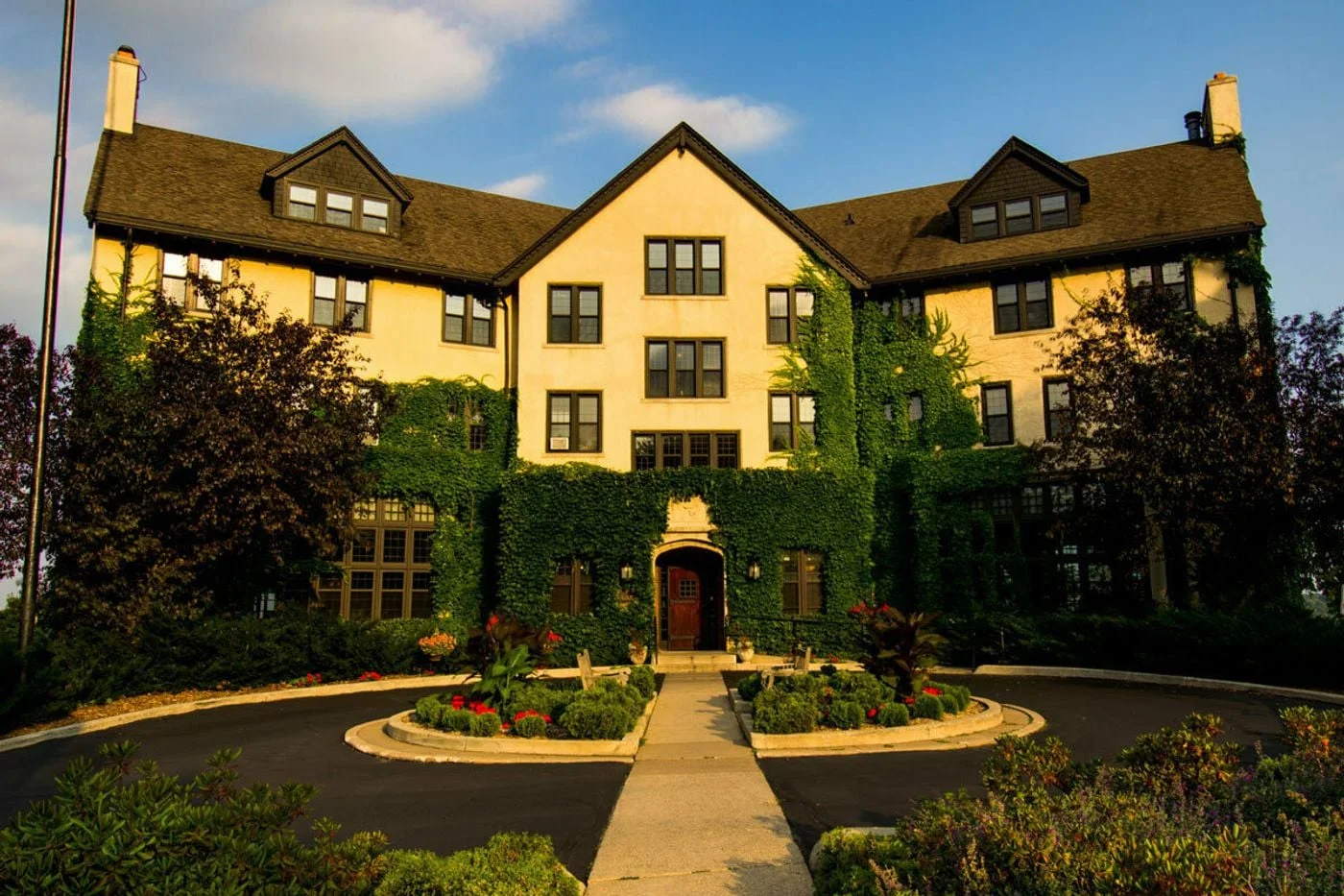 Photo 1 of 420 Summit Ave, Saint Paul, MN 55102