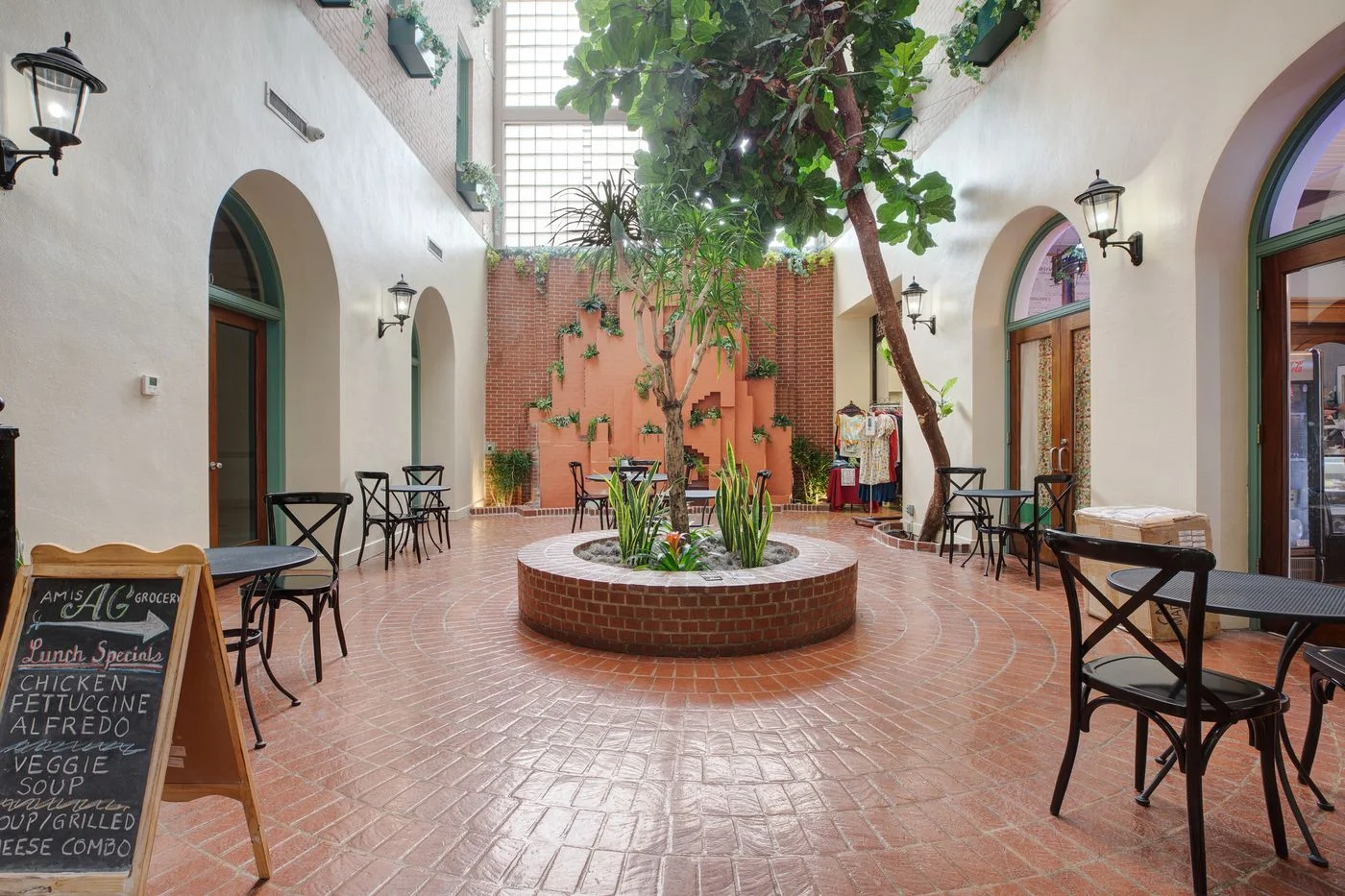 Photo 2 of 100 E Vermilion St, Lafayette, LA 70501