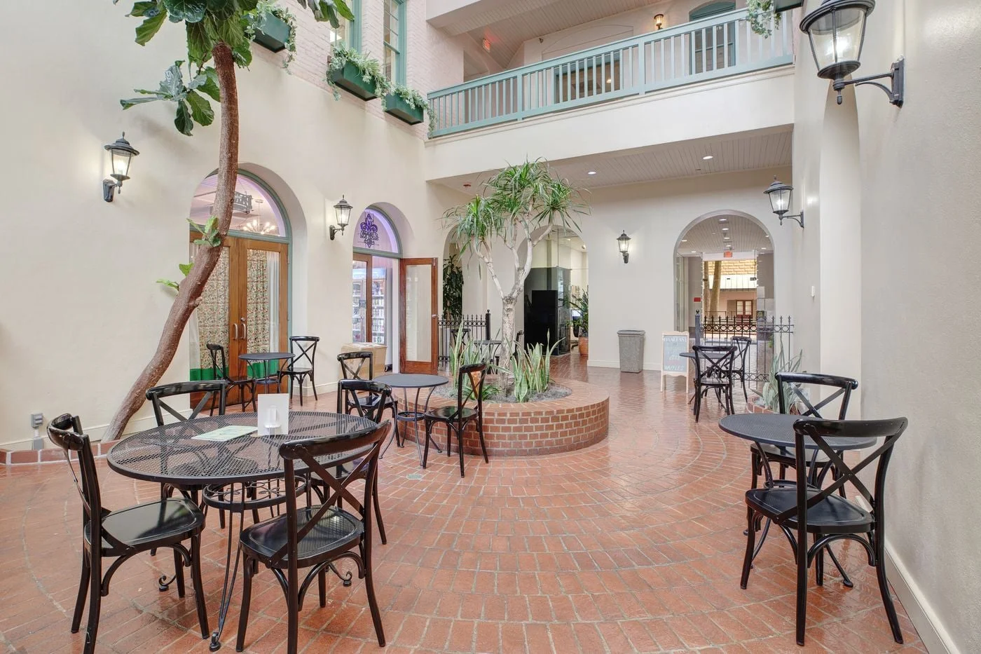 Photo 3 of 100 E Vermilion St, Lafayette, LA 70501