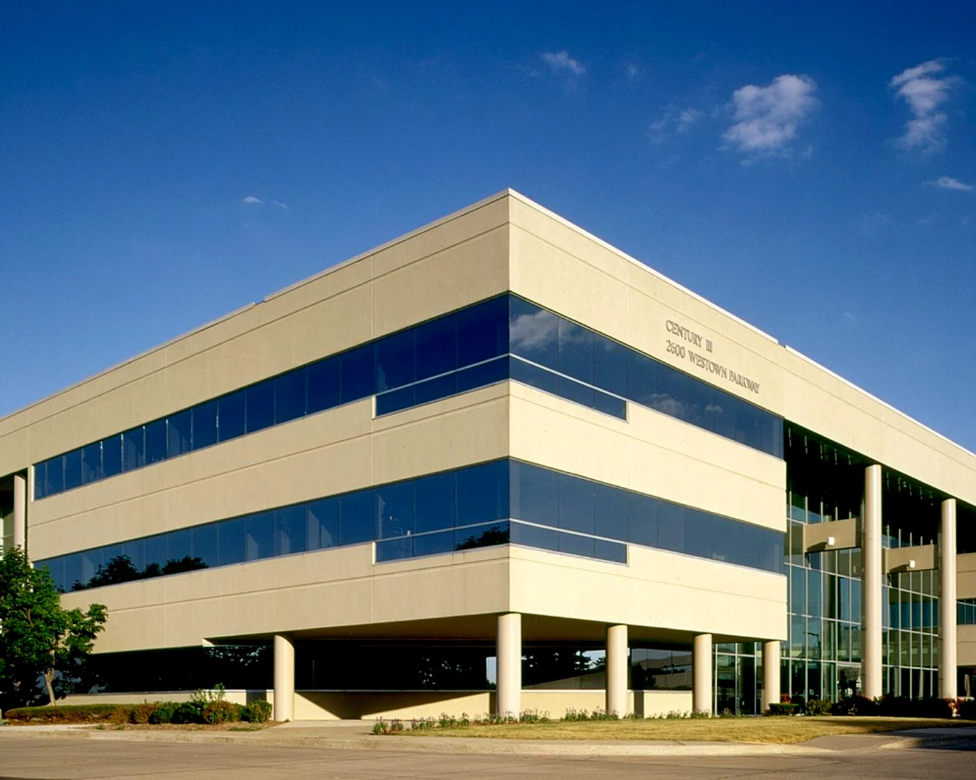 Photo 2 of 2600 Westown Pkwy, West Des Moines, IA 50266