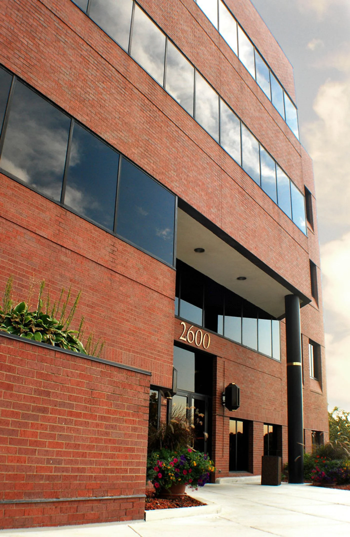 Photo 2 of 2600 Grand Ave, Des Moines, IA 50312