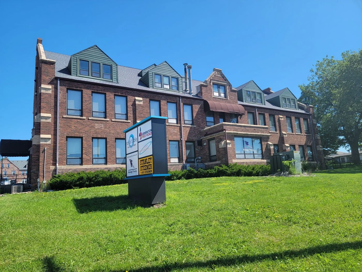 Photo 1 of 100 N Krohn Pl, Sioux Falls, SD 57103